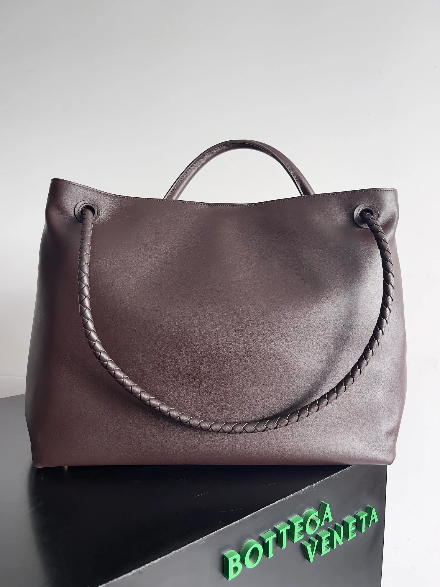 Batch 2960 BV The all-leather Andiamo is new, a very casual splayed buckle bag, which also means that its weight is very light, which greatly reduces our burden when going out for shopping. It can be carried cross-body, hand-held, or carried under the armpit. Taking into account the different backpacking habits of people, the simple design brings us more inspiration. Matched with various keychains and dolls, it will become the finishing touch in the outfit. Medieval style and modern style can also be perfectly blended🫧🫧 Style number: 709683 Size: 42*35*18cm
